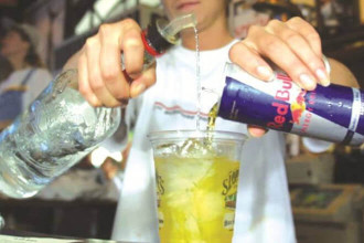 Energiaitalok keverése alkohollal thumbnail